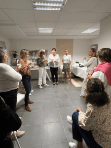 Marine Canard, coach en nutrition, et Dorina Briand présentent leur partenariat nutrition et soins esthétiques aux participantes des portes ouvertes du Groupe Performance & Santé à Nantes.