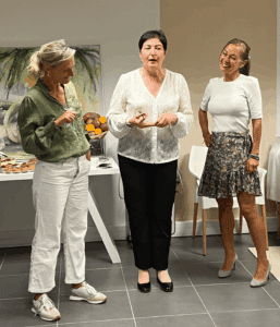 Marine Canard, coach en nutrition, et Dorina Briand présentent leur partenariat nutrition et soins esthétiques aux participantes des portes ouvertes du Groupe Performance & Santé à Nantes.